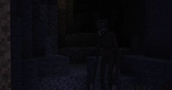 Cena oficial de Cave Horror Project com figura semelhante a Herobrine em floresta do Minecraft